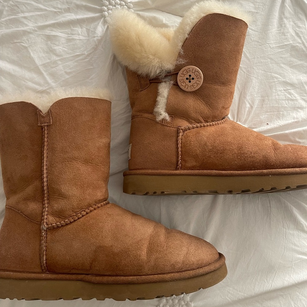 Bailey button short UGGs